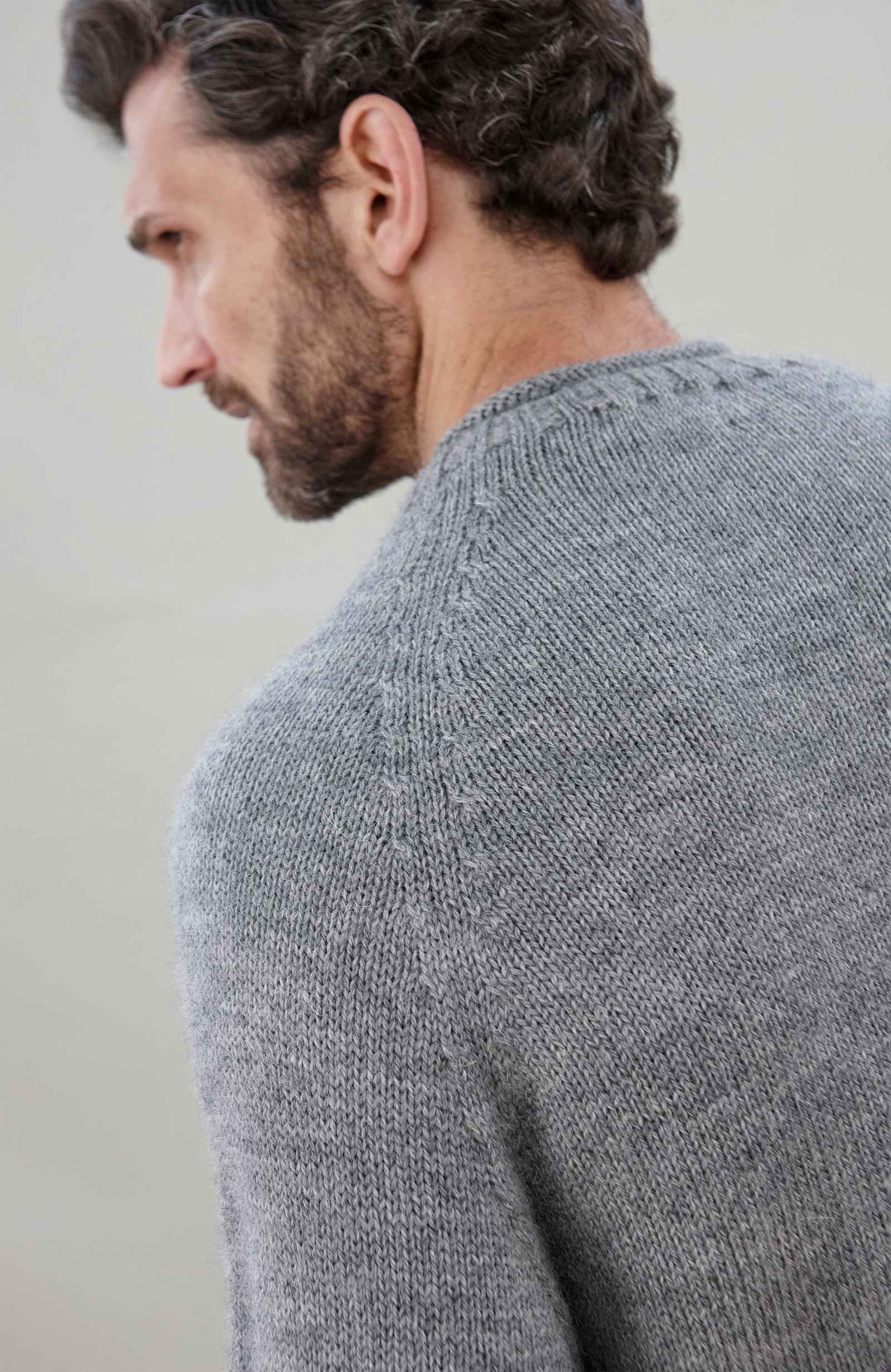 10139 seal grey m el model mens british wool fishermans crew neck jumper 11 10139 seal grey m el model mens british wool fishermans crew neck jumper 11