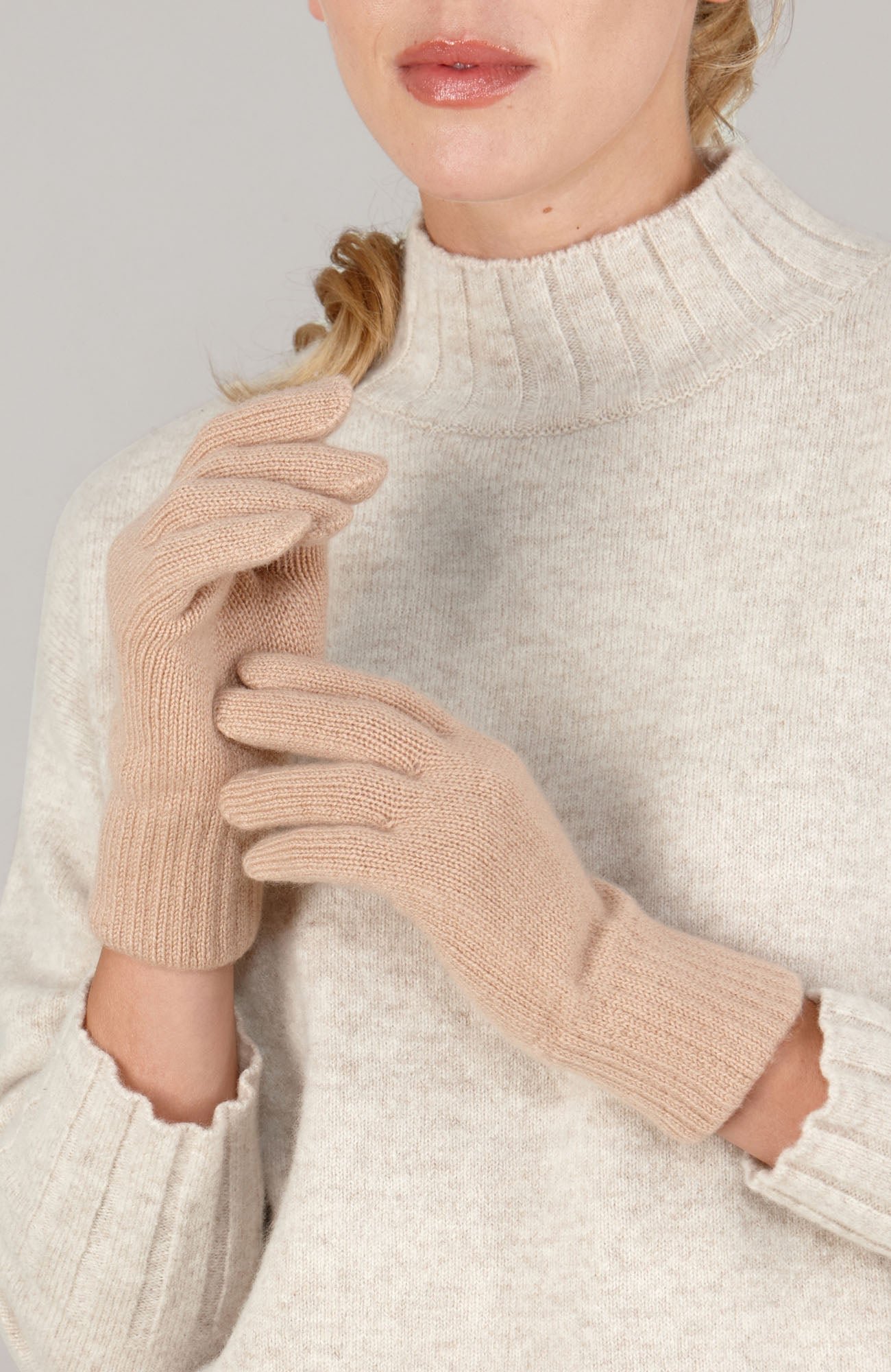 1019 camel model 100 cashmere gloves 3 1019 camel model 100 cashmere gloves 3