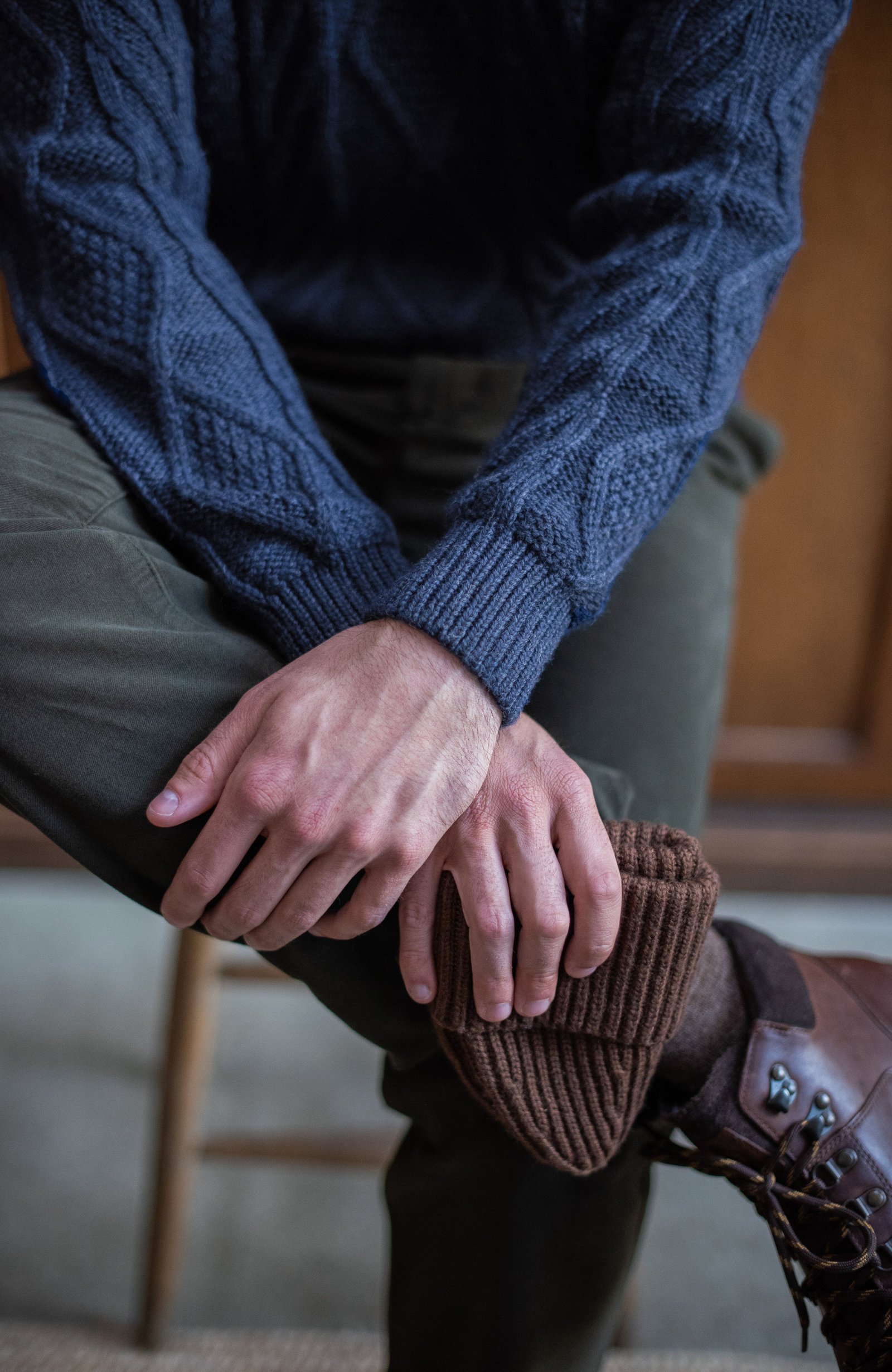 6852 navy blue melange 8198 oak brown lo model mens chunky merino diamond cable jumper 3 6852 navy blue melange 8198 oak brown lo model mens chunky merino diamond cable jumper 3