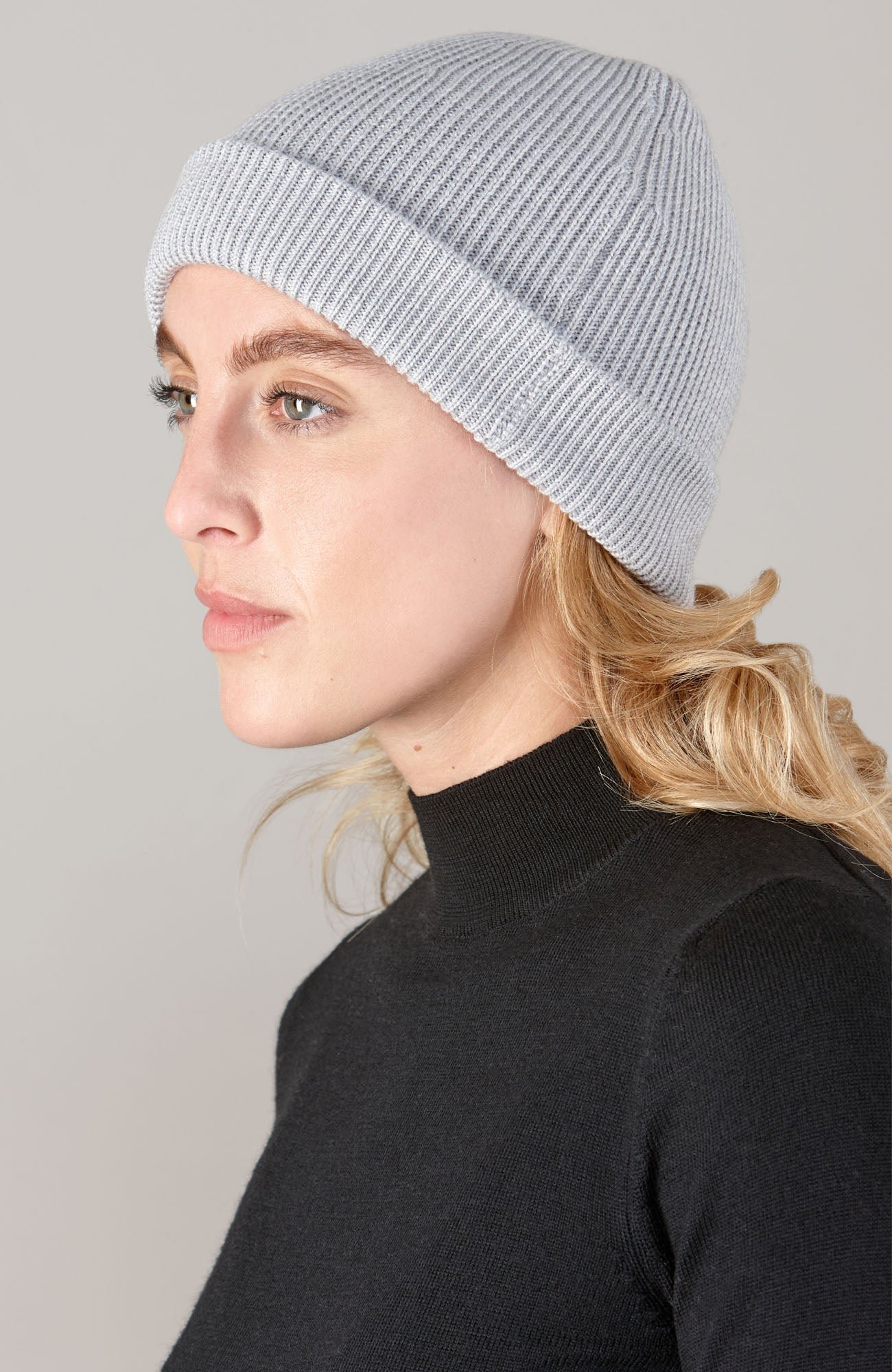 8102 light grey model heavyweight merino activewear beanie 3 8102 light grey model heavyweight merino activewear beanie 3