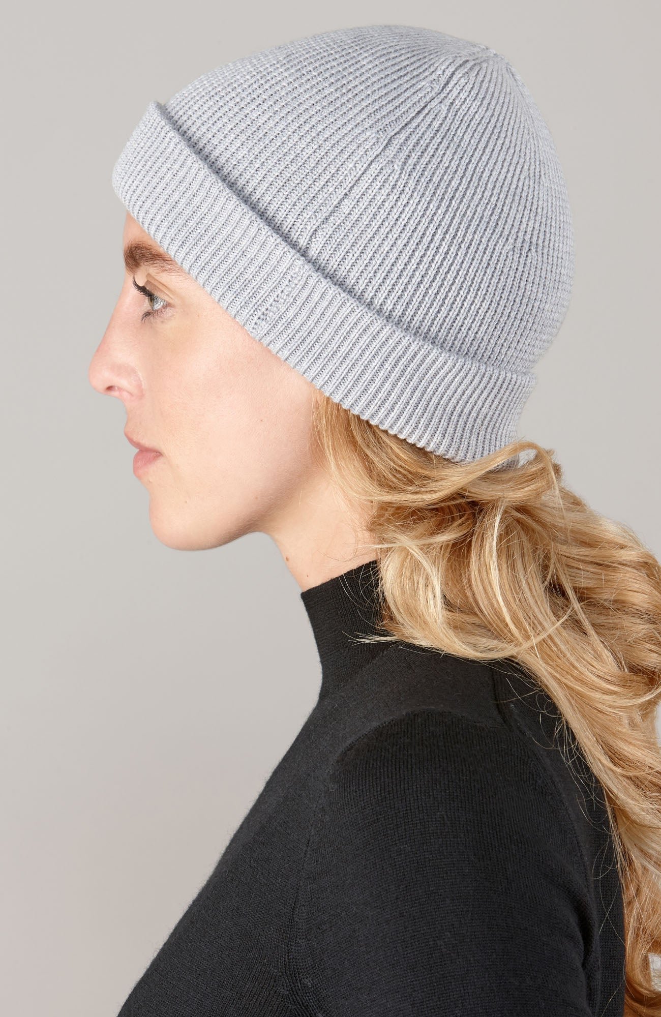 8102 light grey model heavyweight merino activewear beanie 4 8102 light grey model heavyweight merino activewear beanie 4