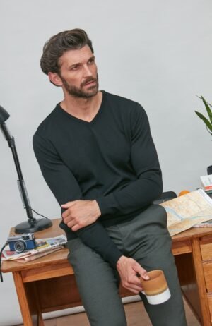 8162 black l el model mens extra fine merino wool v neck jumper 3 1