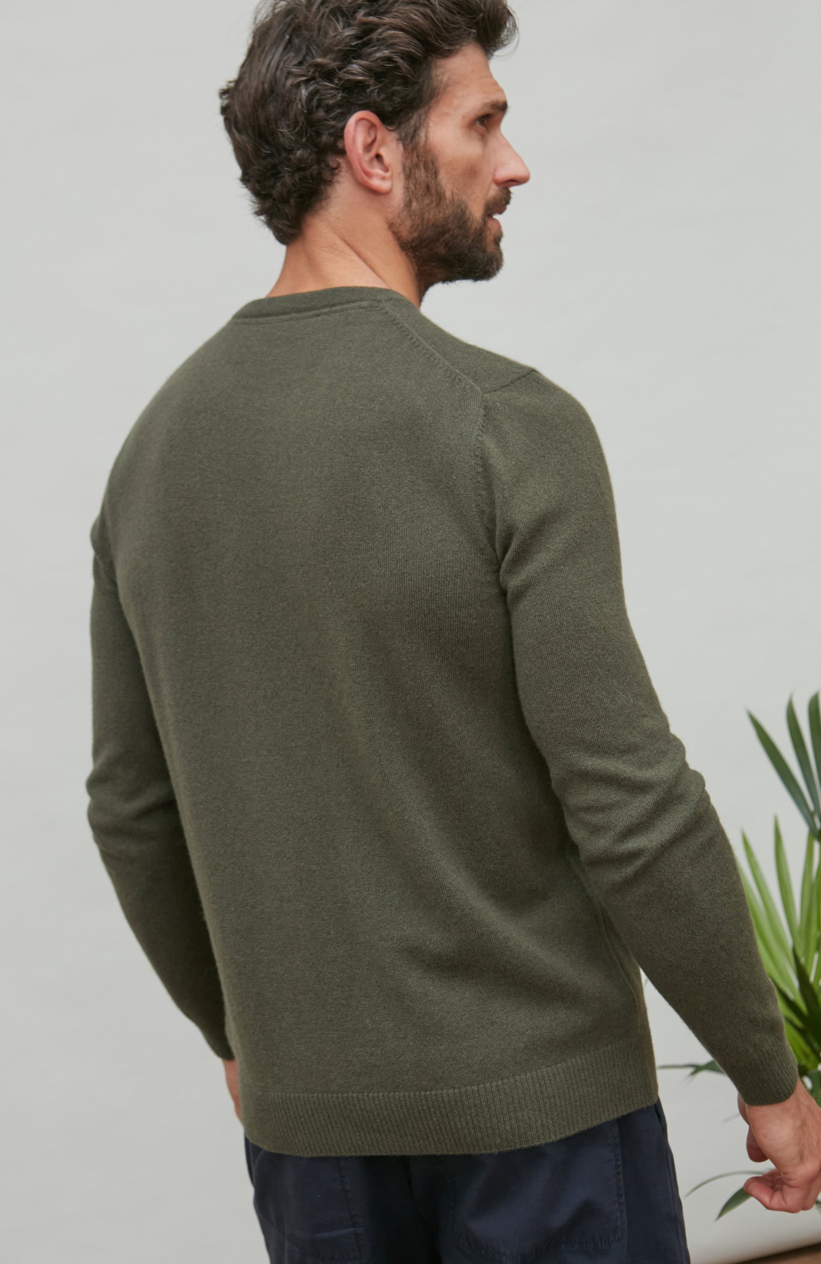 9030 khaki m el model mens merino cashmere crew neck jumper 6 9030 khaki m el model mens merino cashmere crew neck jumper 6