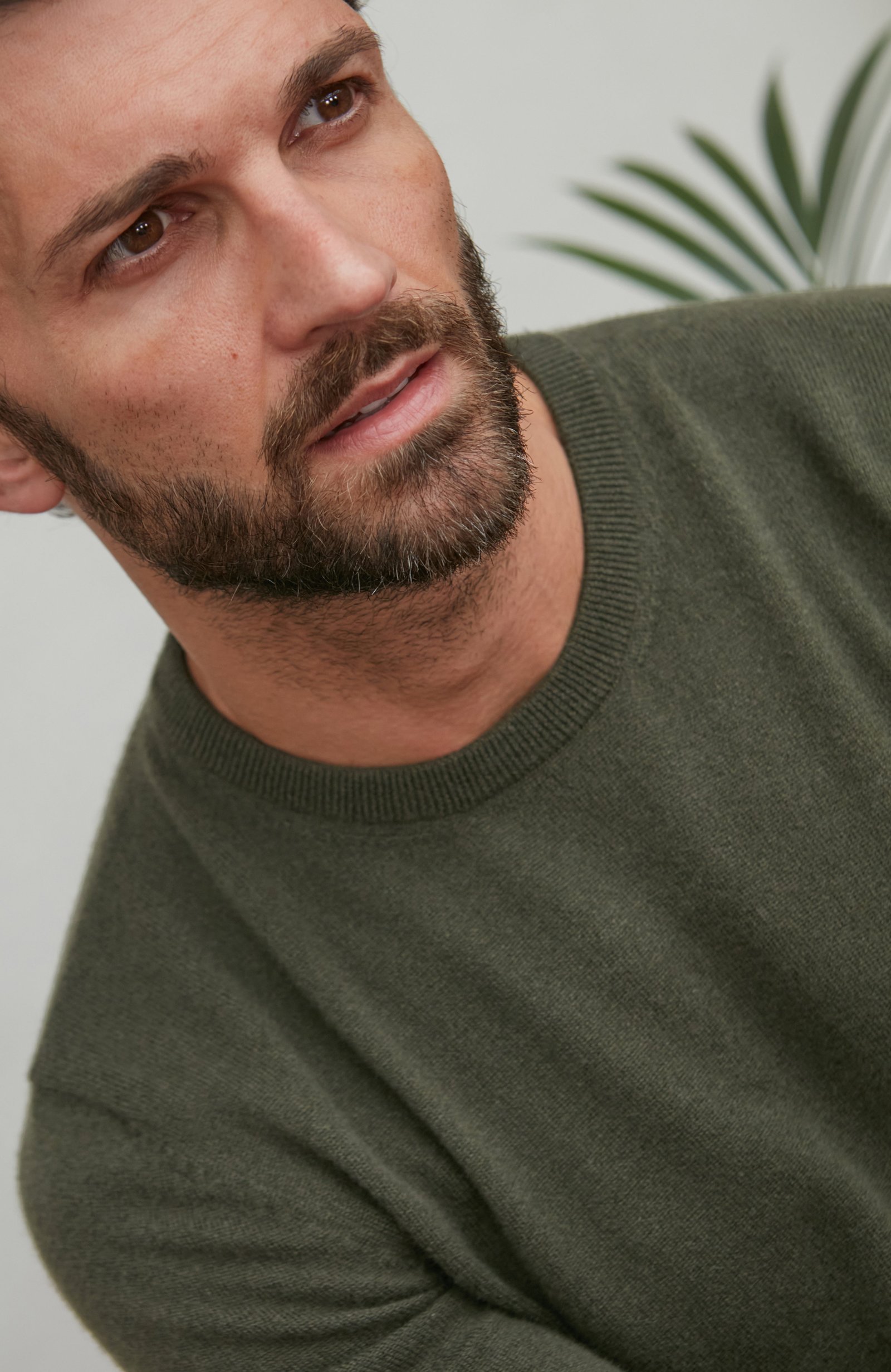 9030 khaki m el model mens merino cashmere crew neck jumper 7 9030 khaki m el model mens merino cashmere crew neck jumper 7