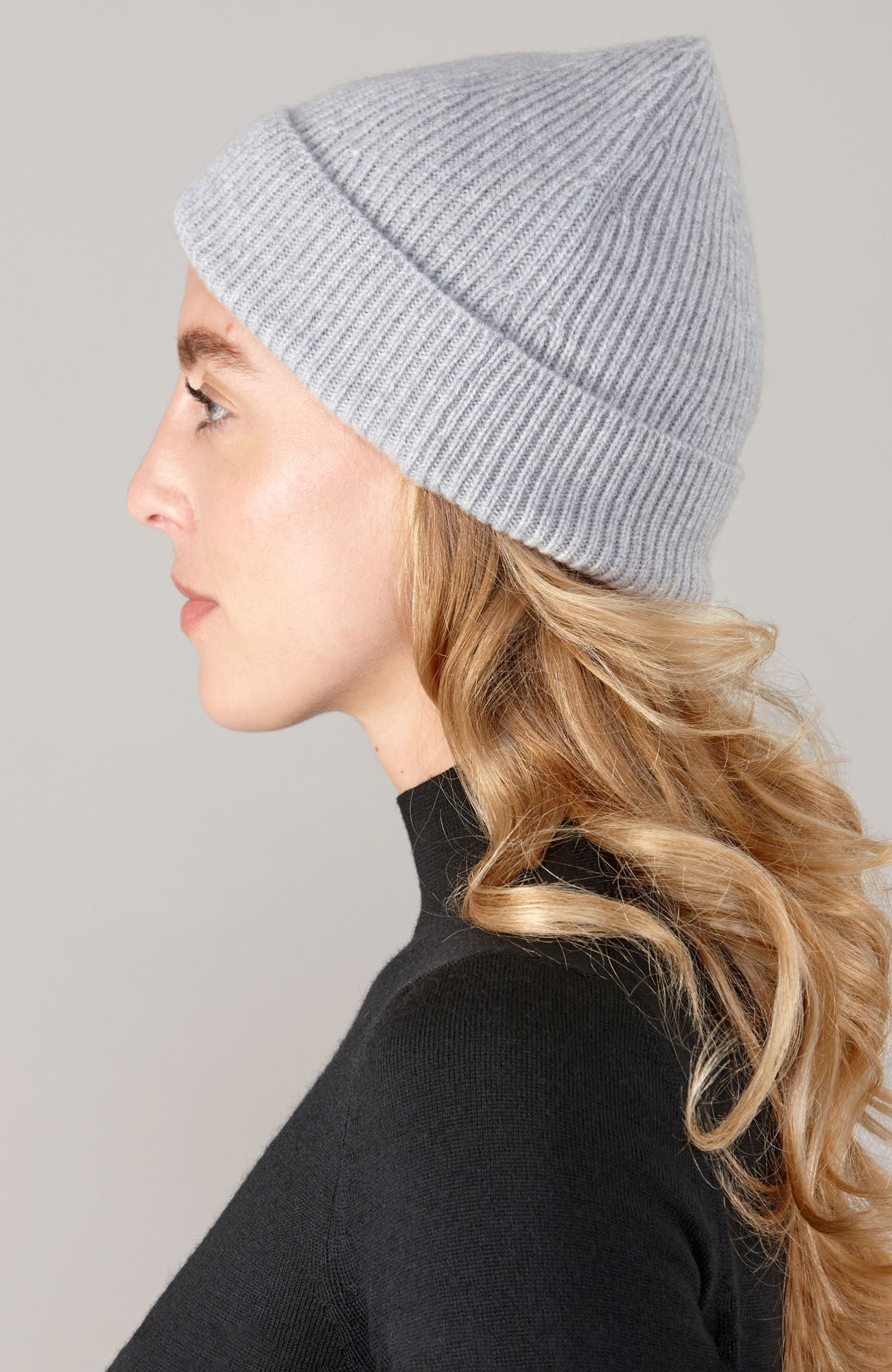 9040 light grey model merino cashmere single fold ribbed beanie 4 9040 light grey model merino cashmere single fold ribbed beanie 4